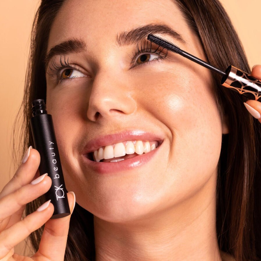 TOK Beauty Mascara lengthens and defines lashes to perfection.
